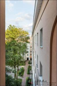 Aussicht aus einem Fenster eines Gebäudes in der Unterkunft P&O Apartments Bitwy Warszawskiej - Ochota in Warschau