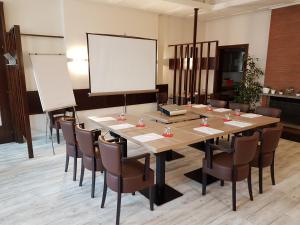 una sala conferenze con un grande tavolo e sedie in legno di Hôtel de ville du Sentier a Le Sentier