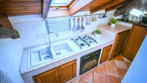 uma pequena cozinha com um lavatório e um fogão em NEW! Suite Apartment em Castelnuovo del Garda