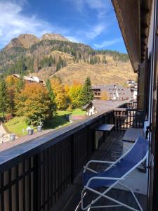 a balcony with chairs and a view of a mountain at Appartamento per max 6 pers nel centro di San Martino di Castrozza n 31 in San Martino di Castrozza