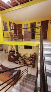 uma sala de estar com uma parede amarela em RioSlz Hostel em São Luís