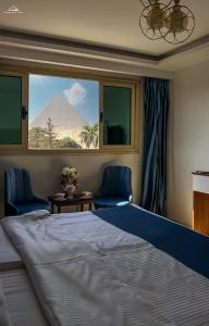 PANORAMA view pyramids في القاهرة: غرفة نوم بسرير كبير ومطلة على جبل