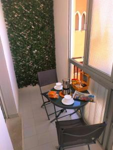 - Balcón con mesa pequeña y sillas en Vivienda Turistica Bufer, en Úbeda