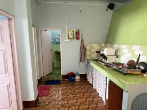 uma cozinha com um lavatório e uma bancada em Aradhya Apartments em Darjeeling