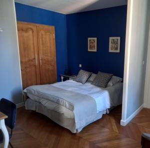 Postel nebo postele na pokoji v ubytování Hôtel des Cymaises
