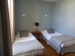 Postel nebo postele na pokoji v ubytování Hôtel des Cymaises
