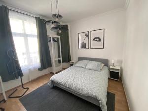 1 dormitorio con 1 cama y TV de pantalla plana en appartement hyper centre ville, en Arras