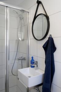 een badkamer met een wastafel en een spiegel bij The Palm House in Puerto de Mogán