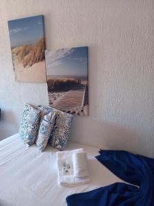 um quarto com uma cama com uma fotografia na parede em Casa da Carmen - Estúdio em Albufeira em Albufeira