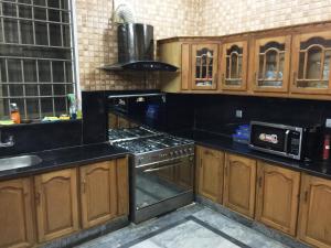 Una cocina o zona de cocina en Mirpur AJK Serviced Villa