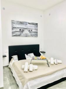 Una cama o camas en una habitación de Toledo Home