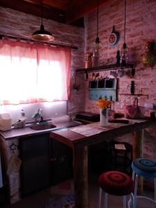 a kitchen with a counter and a sink and a counter top at Chalé charmoso com vista p/ Montanha - Gonçalves in Paraisópolis