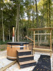 bañera de hidromasaje en un parque con estructura de madera en Domaine de Bonneuil, en Bonneuil-les-Eaux