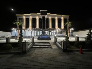 ein Gebäude mit einem Basketballplatz in der Nacht davor in der Unterkunft Ada Hotel in Taschkent