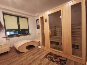 um quarto com uma adega e piso em madeira em Aparthouse Zegrze em Serock