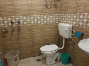uma casa de banho com um WC e um lavatório em LA SIESTA INDIA MCLEODGANJ em McLeod Ganj