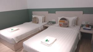 Postel nebo postele na pokoji v ubytování All Are Welcome Lawas Boutique Hotel