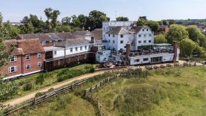 uma vista aérea de uma aldeia com um edifício em The Mill Hotel em Sudbury