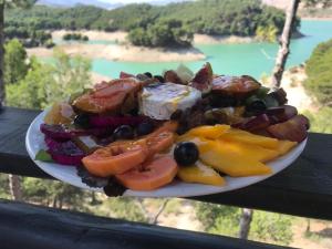 un piatto di cibo seduto sopra un tavolo di Apartamento Jazmín ad Ardales