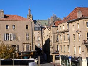 une rue de la ville avec des bâtiments et un bus dans l'établissement F3 au cœur du centre de Metz, à Metz