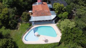 an overhead view of a swimming pool in front of a house at Laureana Hotel Campestre in Agua de Dios