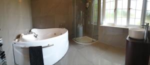a bathroom with a sink and a shower and a toilet at Little Robin Gate - Free Parking - Central - 10 min Walk to Train Station in Bournemouth