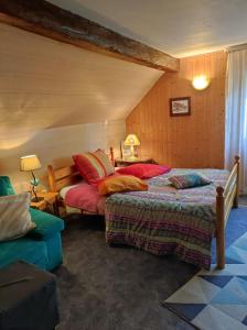 - une chambre avec 2 lits dans l'établissement Gîte Le Jardin, à Geispolsheim