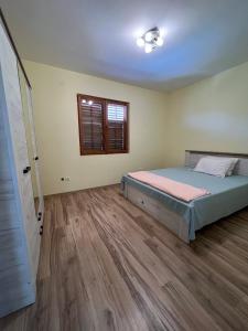 una camera con letto e pavimento in legno di Stunning Adriatic Vista Home a Zelenika (Zelenica)