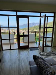 ein Wohnzimmer mit Blick auf einen Balkon in der Unterkunft Stunning Adriatic Vista Home in Zelenika