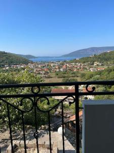 balcone con vista sulla città. di Stunning Adriatic Vista Home a Zelenika (Zelenica)