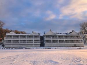 een groot gebouw met veel ramen in de sneeuw bij The French Country Inn in Lake Geneva