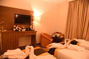 pokój hotelowy z 2 łóżkami i ręcznikami w obiekcie Al-Andalus Palace Golden w Medynie
