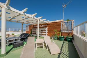 een patio met stoelen en een grill op een dak bij Ático Bellas Vistas in Torremolinos