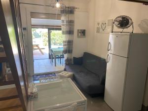 uma sala de estar com um frigorífico e um sofá em La Villa Michaelenanne em Port Leucate