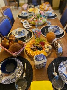 een lange tafel met borden eten erop bij Le cocon d'Emma in Sélestat