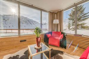 - un salon avec vue sur une montagne enneigée dans l'établissement Luxury apartment Stay With us Resorts, à Tignes