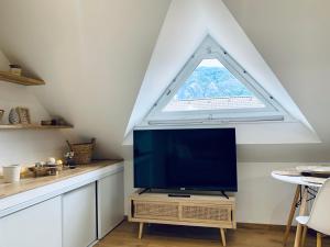 TV a/nebo společenská místnost v ubytování LE NID DE L'AIGLE