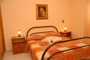 a bedroom with a bed with two night stands and two lamps at GB Case Vacanze Sicilia in Balestrate