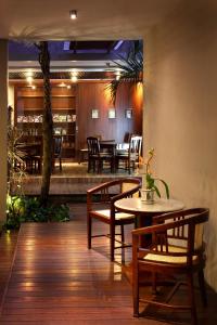 瑪琅的住宿－舒適精品旅館，餐厅设有桌椅和桌椅
