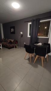 uma sala de estar com uma mesa e cadeiras e um sofá em Habitación Doble em Benavites
