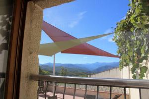 una ventana con vistas a las montañas en Lo Boix: Le Canigou, en Saint-Laurent-de-Cerdans