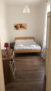 Cama en habitación con escritorio y cama sidx sidx sidx sidx en SAN FELICE ROOMS en Bolonia