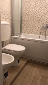 y baño con aseo, bañera y lavamanos. en SAN FELICE ROOMS en Bolonia