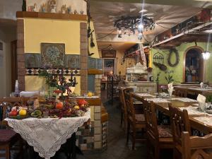 Dębska Kuźnia的住宿－Gościniec Stara Kuźnia，餐厅设有水果和蔬菜桌