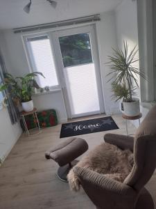 ein Wohnzimmer mit einem Stuhl und einem Teppich in der Unterkunft FerienhausWeseby in Hürup