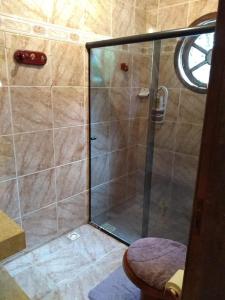 QuartéisにあるCasa com piscina em Aldeia Velhaのバスルーム(ガラスドア付きのシャワー付)