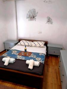 1 dormitorio con 1 cama con toallas en Kalamaki Guest House, en Atenas