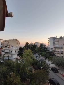 vistas a una ciudad con edificios y una calle en Kalamaki Guest House, en Atenas