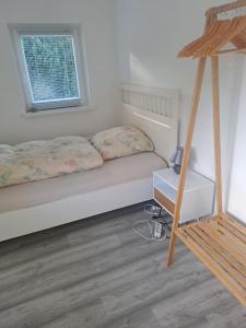 een slaapkamer met een bed, een bureau en een raam bij FerienhausWeseby in Hürup