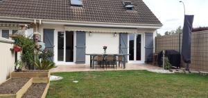 Fotografia z galérie ubytovania 2 places 24 H Enceinte générale OFFERTES Maison au calme à proximité du circuit v destinácii Le Mans